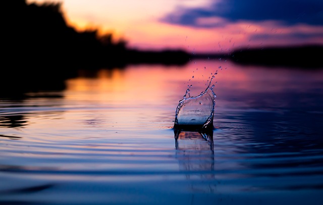 鮮やかな色とりどりの光が弾ける様子。良い言葉が持つポジティブなエネルギーを表現した画像。